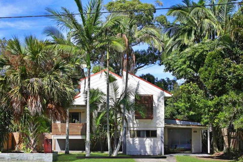 Lakeside Beach House - Hostie Properties - Grafton Accommodation 1