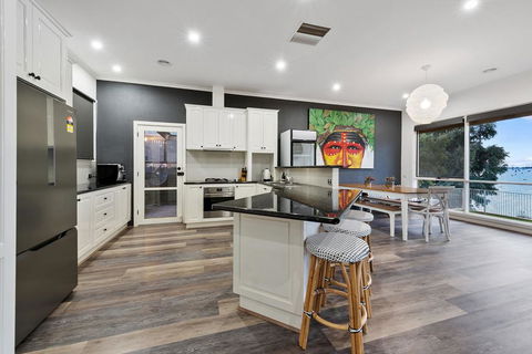 Lakeside Landing - Waterfront - Grafton Accommodation 3