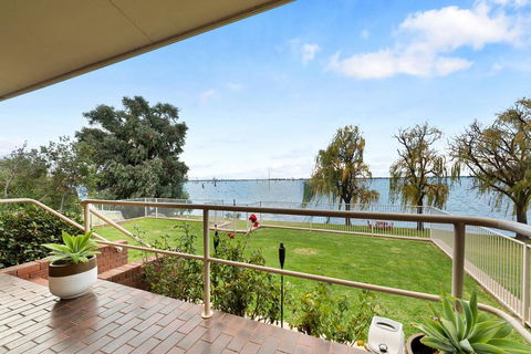 Lakeside Landing - Waterfront - Grafton Accommodation 2