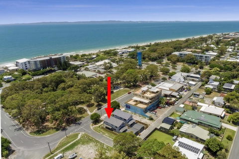 LAVISH BEACH HOUSE ON THE SURF SIDE! - Grafton Accommodation 0