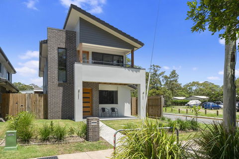 LAVISH BEACH HOUSE ON THE SURF SIDE! - Grafton Accommodation 1