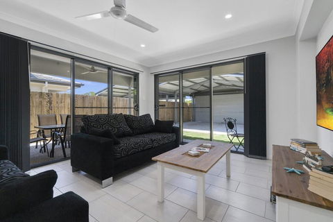 LAVISH BEACH HOUSE ON THE SURF SIDE! - Grafton Accommodation 2