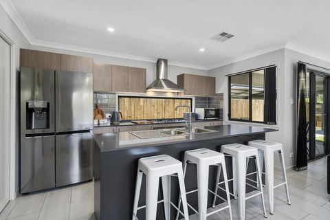 LAVISH BEACH HOUSE ON THE SURF SIDE! - Grafton Accommodation 3