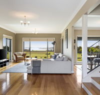 LUXURY WATERFRONT FAMILY HOME-TASMANIA I-L'Abode - Grafton Accommodation