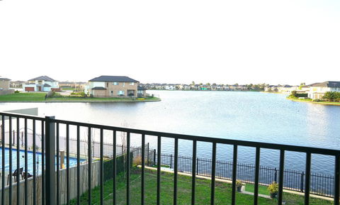 Luxury Waterfront Villa In Sanctuary Lakes - Grafton Accommodation 2