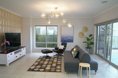 Luxury Waterfront Villa In Sanctuary Lakes - Grafton Accommodation 0