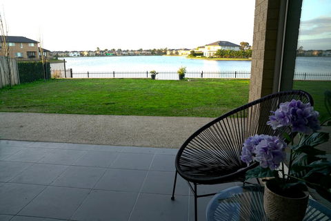 Luxury Waterfront Villa In Sanctuary Lakes - Grafton Accommodation 1
