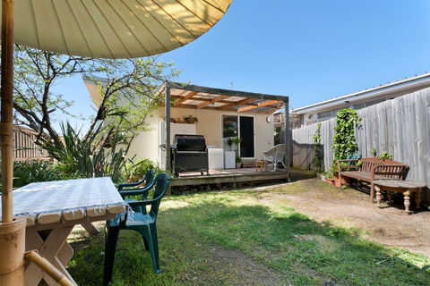 METRES TO THE BEACH - MORNINGTON - Grafton Accommodation 3