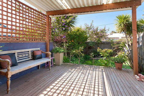 METRES TO THE BEACH - MORNINGTON - Grafton Accommodation 1