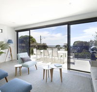 Mills Beach Retreat Luxury Family Retreat with hydrotherapy spa opposite beach walk to village - Grafton Accommodation