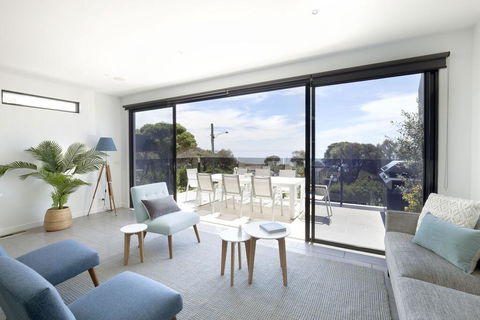 Mills Beach Retreat Luxury Family Retreat With Hydrotherapy Spa, Opposite Beach, Walk To Village - Grafton Accommodation 0