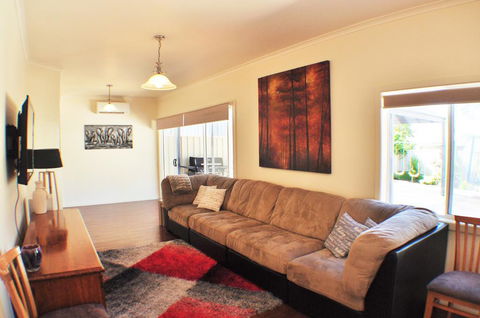 MODERN & LUXURIOUS WITH SPA BATH! - Grafton Accommodation 2