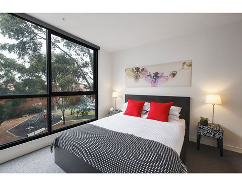 Modern 2 Bed Apartment In Trendy Collingwood - Grafton Accommodation 1