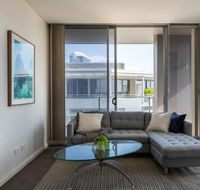 Modern Harbourside Apartment With A View