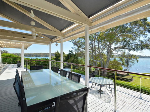 Morisset Bay Waterfront Views Lake House Looking Over Trinity Marina - Grafton Accommodation 0