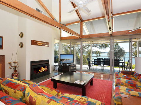 Morisset Bay Waterfront Views Lake House Looking Over Trinity Marina - Grafton Accommodation 1