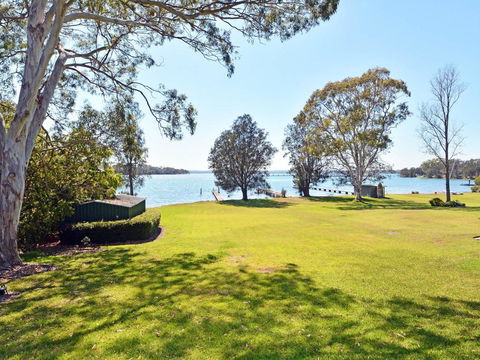 Morisset Bay Waterfront Views Lake House Looking Over Trinity Marina - Grafton Accommodation 3