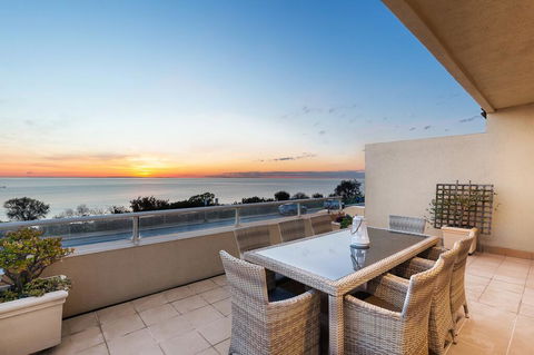 Mornington - Esplanade Escape - Grafton Accommodation 0