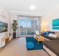 Near Airport  Train Station Stylish Two-Story Apartment - Grafton Accommodation