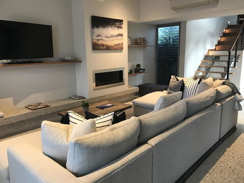 The Urban Beach House - Grafton Accommodation 5