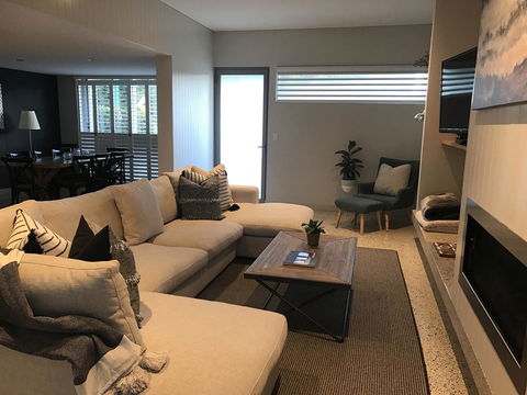 The Urban Beach House - Grafton Accommodation 3