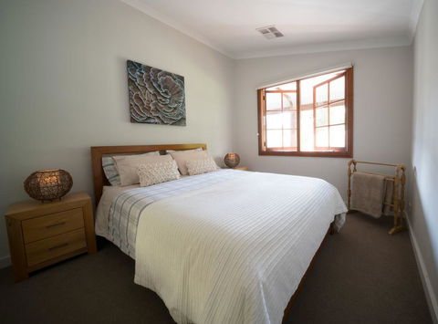 The Farmhouse - Grafton Accommodation 6