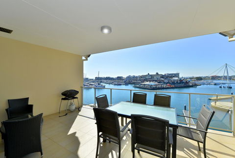 Dolphin Quay Apartments - Grafton Accommodation 4