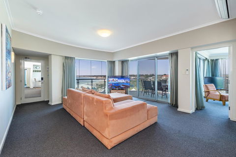 A 406 FANTASTIC OCEAN BEACH And MARINA VIEW APT - MANDURAH - Grafton Accommodation 0