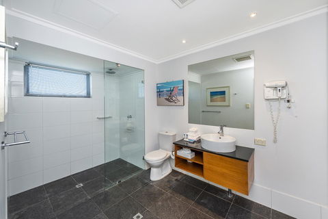 A 406 FANTASTIC OCEAN BEACH And MARINA VIEW APT - MANDURAH - Grafton Accommodation 16