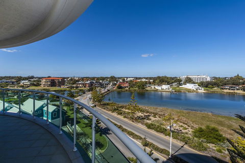 A 406 FANTASTIC OCEAN BEACH And MARINA VIEW APT - MANDURAH - Grafton Accommodation 11