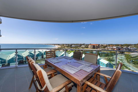A 406 FANTASTIC OCEAN BEACH And MARINA VIEW APT - MANDURAH - Grafton Accommodation 4