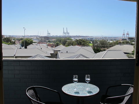 Studio 204 With Harbour, Ocean And Sunset Views From The Balcony - Grafton Accommodation 4