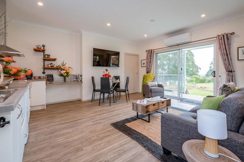 Erriba House - Grafton Accommodation 6