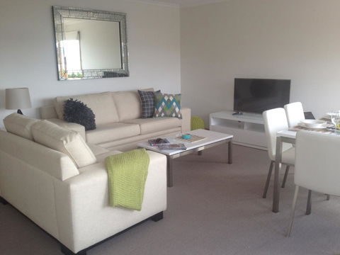 Reflections On The Bay - Grafton Accommodation 2