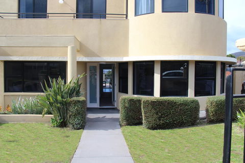 Russell House - Grafton Accommodation 1