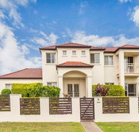 Nice home in the Regatta waters estate close to theme parks - Grafton Accommodation
