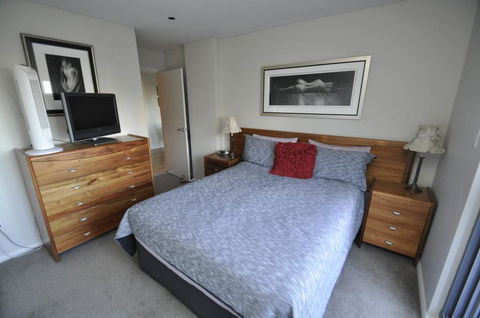 NORTH SYDNEY FULLY SELF CONTAINED MODERN 2 BED APARTMENT (16WAL) - Grafton Accommodation 0