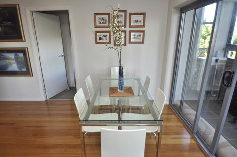 NORTH SYDNEY FULLY SELF CONTAINED MODERN 2 BED APARTMENT (16WAL) - Grafton Accommodation 1