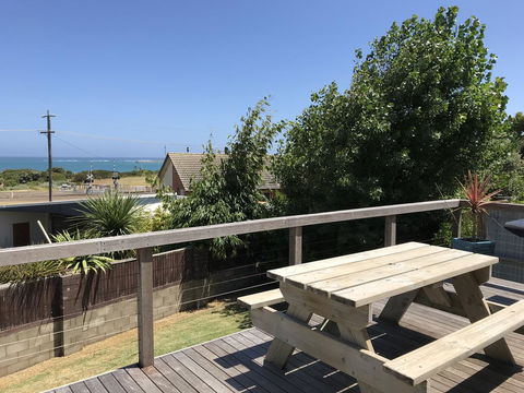 OCEAN VIEWS - Grafton Accommodation 2