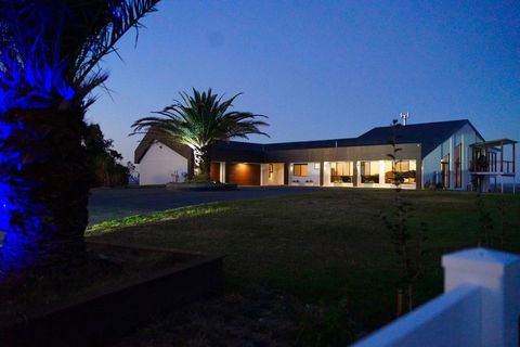 On Top Of The World - Grafton Accommodation 3