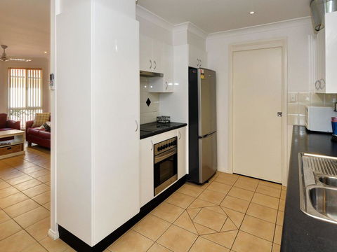 One Street Back From The Surf Beach - Grafton Accommodation 3