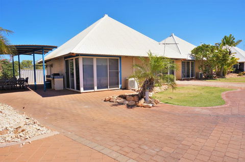 Osprey Holiday Village Unit 111 - Splendid 3 Bedroom Holiday Villa With A Pool In The Complex - Grafton Accommodation 0