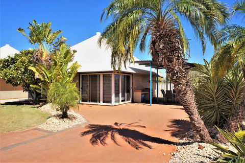 Osprey Holiday Village Unit 112 -Vibrant 3 Bedroom Holiday Villa With A Pool In The Complex - Grafton Accommodation 1