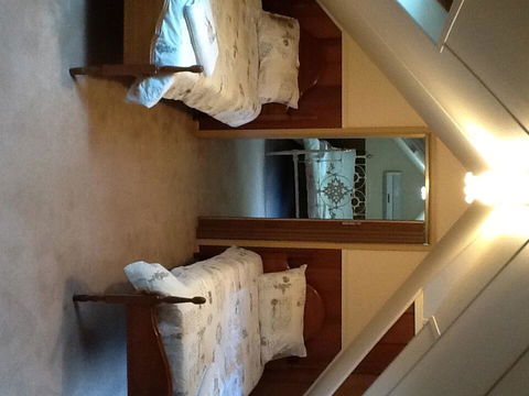 Overnewton Castle - Grafton Accommodation 3