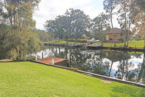Paradise On The Water - Grafton Accommodation 2