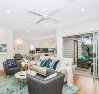 Park Avenue Townhouse Retreat Brisbane Sleeps 10 - Grafton Accommodation