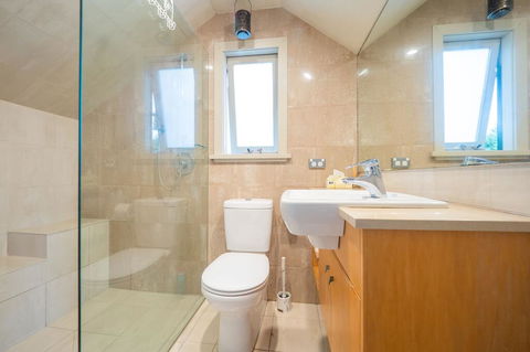 Quiet Private Studio In Strathfield With Kitchenette And Private Bathroom 3min To Station Sleeps 6 - Grafton Accommodation 2