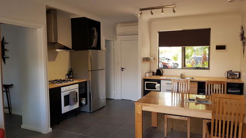 Red Ochre - Large 1BR With Private Courtyard - Grafton Accommodation 2