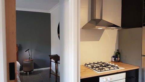 Red Ochre - Large 1BR With Private Courtyard - Grafton Accommodation 3