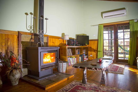 Red Tractor Retreat - Grafton Accommodation 3